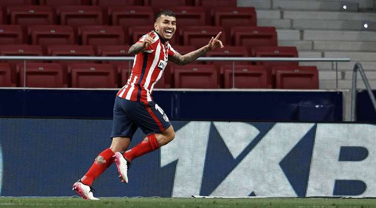 Angel Correa (Atl. Madrid) nhận đường chuyền từ đồng đội và anh không hề do dự tung một cú sút chìm không thể cản phá vào góc thấp bên trái khung thành.