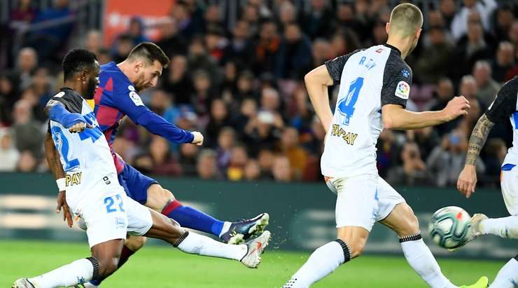 Lionel Messi (Barcelona) sút rất nhanh về phía khung thành sau khi nhận được bóng từ một đường chuyền xé toang hàng phòng ngự của một đồng đội. Cú sút của anh đưa bóng chuẩn xác vào phía trong cột dọc bên trái, trong sự bất lực của thủ môn đối phương!