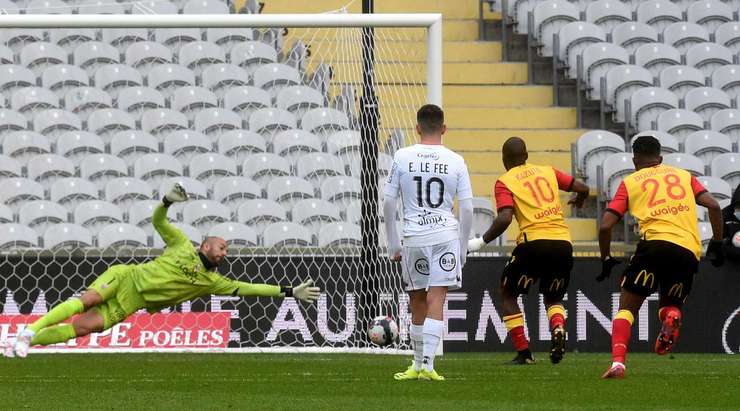 Vào! Gael Kakuta (Lens) tinh quái dừng lại một nhịp trước khi sút, chờ cho thủ môn Matthieu Dreyer đổ người trước khi bình tĩnh đưa bóng vào góc thấp bên phải.