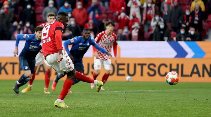 Vào! Moussa Niakhate (Mainz) sút bóng vào góc cao bên trái khung thành, vượt qua tầm với của Oliver Baumann dù thủ môn đã đổ người hết cỡ.