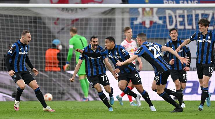 Một bàn thắng đồng đội tuyệt vời! Luis Muriel (Atalanta) được giải thoát trong vòng cấm bởi Davide Zappacosta và không mắc một sai lầm nào với một pha dứt điểm tốt vào góc phải phía trên. 0:1.
