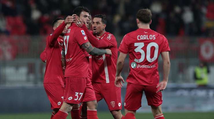 Vào! Carlos Augusto thực hiện một đường chuyền đến chân Andrea Petagna (Monza) và cầu thủ này tung một cú sút chìm từ trong vòng cấm, làm tung lưới khung thành đối phương. Tỉ số là 1:1.