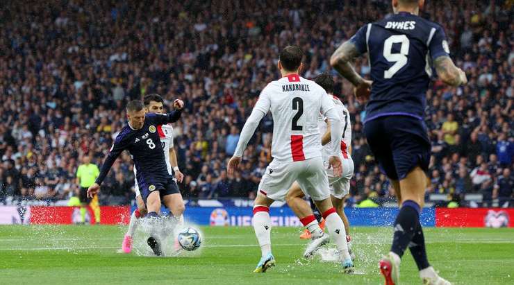 Callum McGregor (Scotland) khống chế một cách hoàn hảo đường treo bóng vào từ quả phạt góc và anh tung cú sút trái phá vào góc thấp bên trái khung thành. Một bàn thắng tuyệt vời!