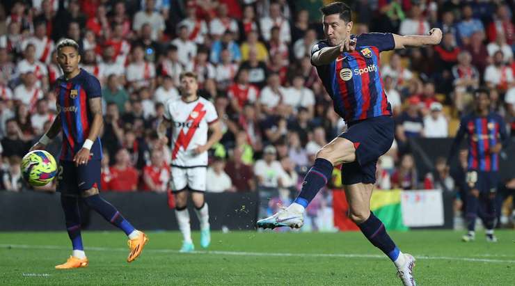 May mắn có mặt ở ngay vị trí mà bóng bật ra, Robert Lewandowski (Barcelona) không bỏ lỡ cơ hội và tung cú sút mạnh vào chính giữa mục tiêu, đưa bóng vào lưới trong sự bất lực của thủ môn.