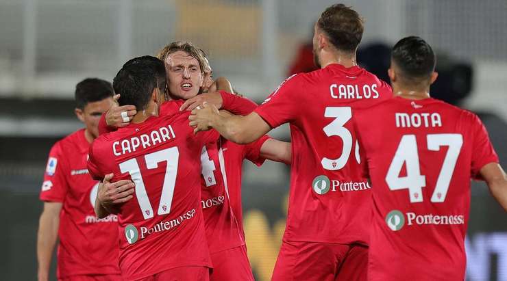 Patrick Ciurria (Monza) nhận một đường chuyền xuất sắc và tung cú sút tuyệt vời vào góc trái phía dưới, bóng đập cột dọc vào lưới. Một pha dứt điểm tuyệt vời!