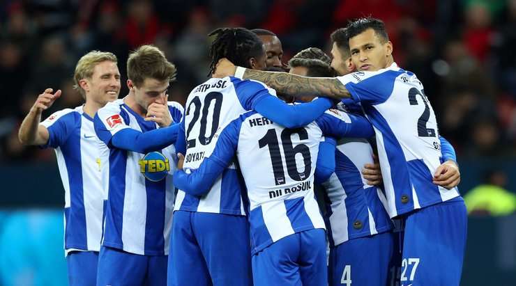 Vào! Karim Rekik (Hertha Berlin) đã có mặt đúng lúc đúng chỗ để lấy bóng bật ra trong vòng cấm, và anh ấy sút bóng đi chìm vào chính giữa mành lưới. Tỉ số là 0:1.