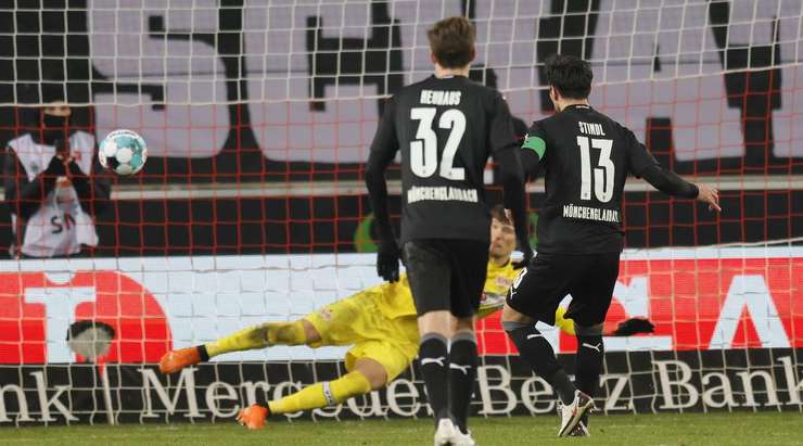 Vào! Lars Stindl (B. Monchengladbach) giành chiến thắng trên chấm phạt đền bằng một cú sút không thể cản phá, vượt qua tầm với của thủ môn Gregor Kobel vào góc cao bên trái.