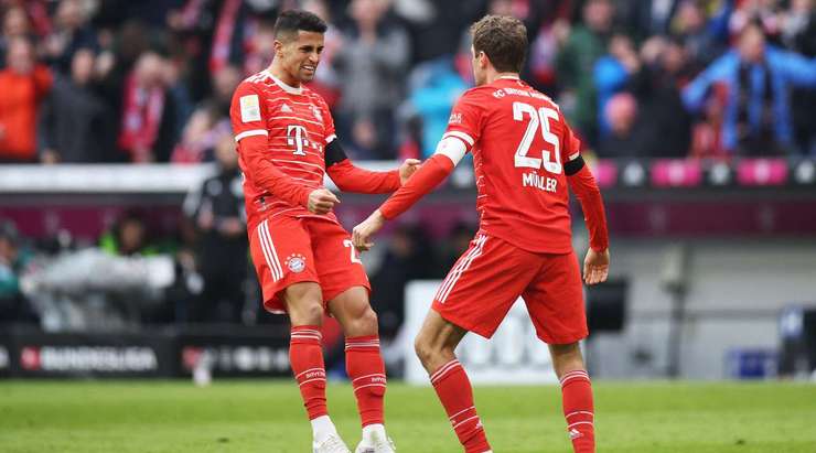 Thomas Muller (Bayern Munich) khôn khéo phá bẫy việt vị và xông về phía khung thành. Khi trước mặt chỉ còn người gác đền, anh lạnh lùng đệm bóng, đưa bóng vượt quá tầm với của thủ môn và bay vào lưới!