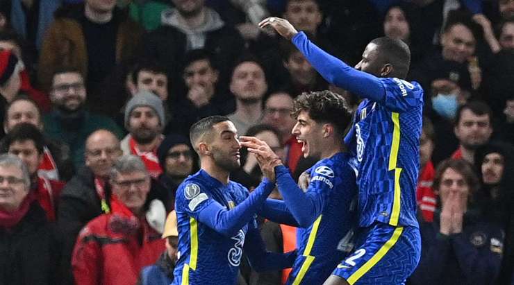 Hakim Ziyech thực hiện một quả tạt rất nguy hiểm từ chấm phạt góc và xuất sắc kiến tạo cho Kai Havertz (Chelsea). Cầu thủ này bật nhảy cao nhất và lạnh lùng đánh đầu căng như kẻ chỉ vào góc cao bên trái. Tỉ số bây giờ là 1:0.