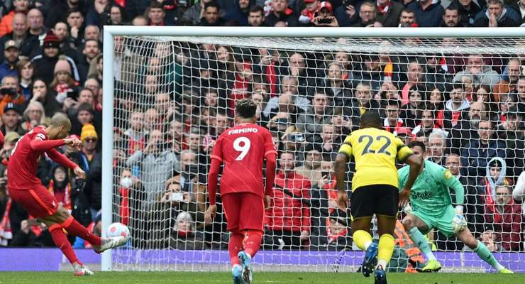 Vào! Fabinho (Liverpool) giành chiến thắng trên chấm phạt đền bằng một cú sút không thể cản phá, vượt qua tầm với của thủ môn Ben Foster vào góc cao bên trái.