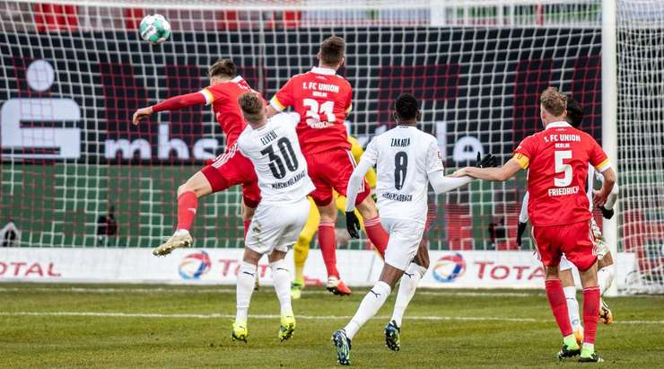 Bóng từ quả đá phạt tìm đến Robin Knoche (Union Berlin), người đang ở một vị trí rất trống trải và anh đã ghi bàn với một cú đánh đầu sấm sét vào góc thấp bên trái khung thành. Một cú đánh đầu tầm xa siêu phẩm!