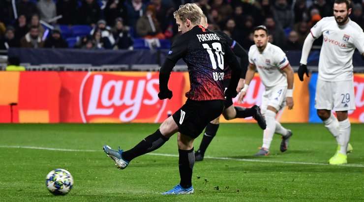 Vào! Emil Forsberg (RB Leipzig) giành chiến thắng trên chấm phạt đền bằng một cú sút không thể cản phá, vượt qua tầm với của thủ môn Anthony Lopes vào góc thấp bên trái.