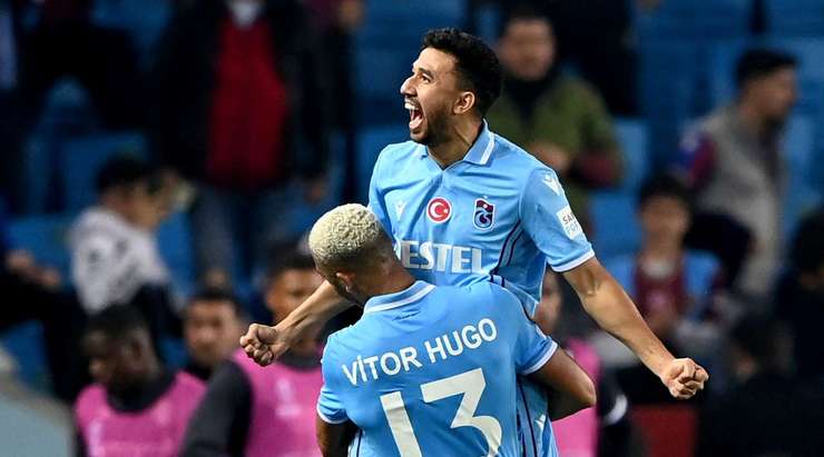 VÀO! Trezeguet (Trabzonspor) nhận bóng ở một vị trí ngay trước mặt khung thành, và chắc chắn là anh sẽ không thể bỏ lỡ những cơ hội như thế này. Cú sút chìm của cầu thủ này đi đập cột dọc bên phải vào lưới. Tỉ số là 4:0.