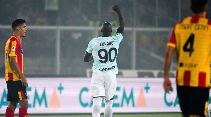 VÀO! Matteo Darmian đón một quả tạt thú vị và đánh đầu về phía Romelu Lukaku (Inter), người có cú đánh đầu đi qua Wladimiro Falcone. 0:1.
