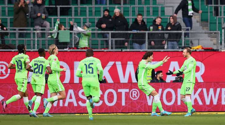 Đó là một bàn phản lưới nhà! Một khoảnh khắc quá xui xẻo đối với Taiwo Awoniyi (Union Berlin). Anh đã nỗ lực đánh đầu phá bóng trong một tình huống chống phạt góc, nhưng rốt cuộc lại tự đưa bóng về lưới nhà. Tỉ số là 1:0.