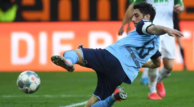 Lars Stindl (B. Monchengladbach) tìm thấy khoảng trống bên trong vòng cấm để đón một quả tạt đẹp mắt và tung cú sút đưa bóng vào lưới.