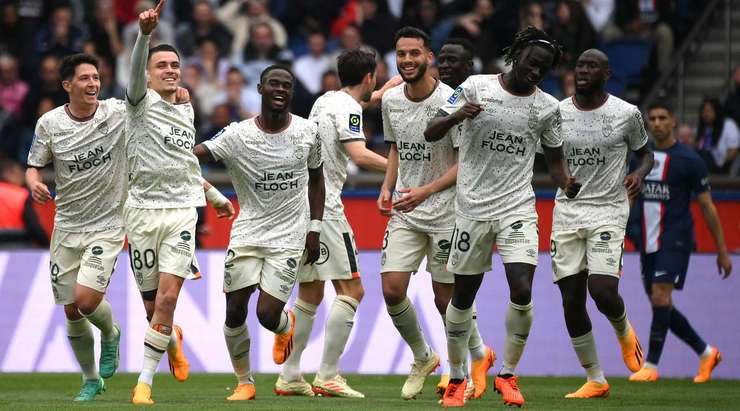 Vào! Romain Faivre thực hiện một đường chuyền đến chân Enzo Le Fee (Lorient) và cầu thủ này sút tung nóc lưới với một cú dứt điểm quyết đoán từ trong vòng cấm. Tỉ số là 0:1.