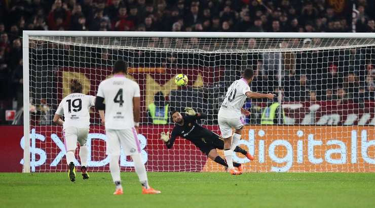 Vàào! Cyriel Dessers (Cremonese) như một tảng băng trôi trên chấm phạt đền lạnh lùng sút vào góc trái làm tung lưới con tàu của thủ môn Rui Patricio.
