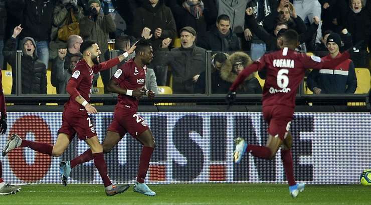 Vào! John Boye (Metz) đã có mặt đúng lúc đúng chỗ để lấy bóng bật ra trong vòng cấm, và anh ấy sút bóng vào bên phải khung thành. Tỉ số là 1:0.