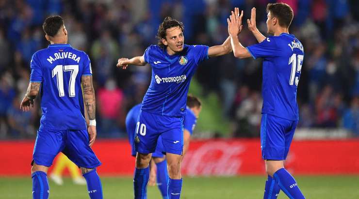 Vào! Mathias Olivera Miramontes Enes Unal (Getafe), người cho thấy quyết tâm tuyệt vời để đón bóng trước một vài hậu vệ và từ trong vòng cấm anh ấy tung cú sút vào bên phải mành lưới! Một pha dứt điểm tuyệt vời - 1:2.
