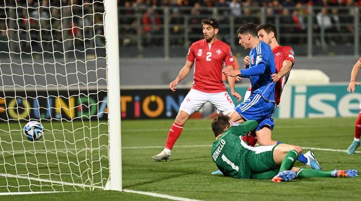 Matteo Pessina (Ý) với một cú sút chớp nhoáng không cho thủ môn một cơ hội nào để cản phá.