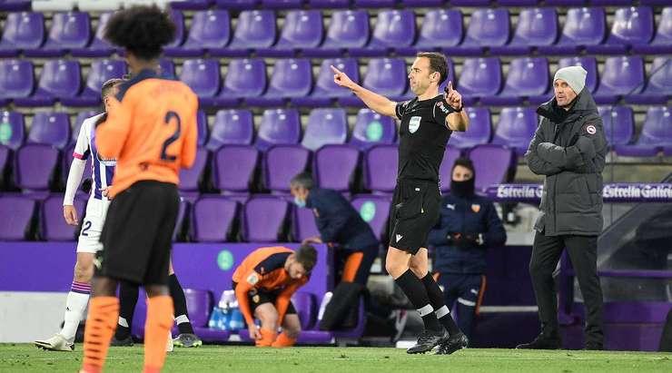 Màn ăn mừng của Valencia bị dội một gáo nước lạnh bởi trọng tài Guillermo Cuadra vừa ra hiệu KHÔNG CÔNG NHẬN BÀN THẮNG vì đã có lỗi việt vị. Đó là quyết định cuối cùng từ hệ thống VAR.