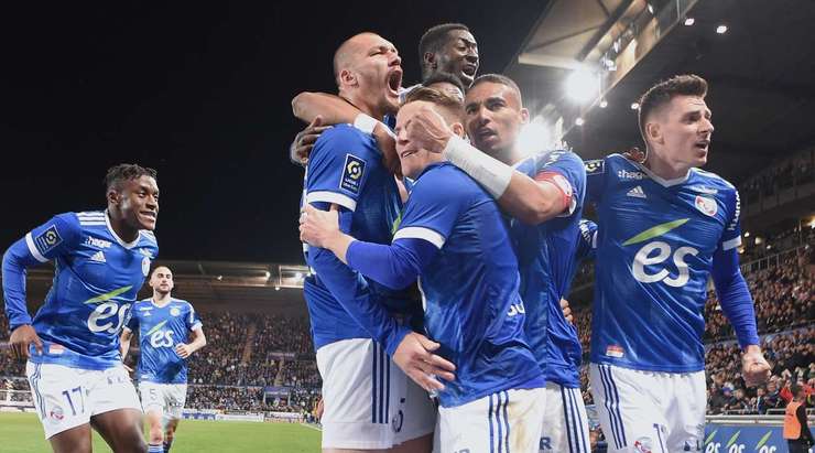 Vào! Kevin Gameiro kiến tạo bằng một đường căng ngang tuyệt đẹp vào vòng cấm, và Ludovic Ajorque (Strasbourg) cũng hoàn thành tốt phần việc của mình bằng một cú đánh đầu từ cự ly gần làm tung nóc lưới. Tỉ số là 2:1.