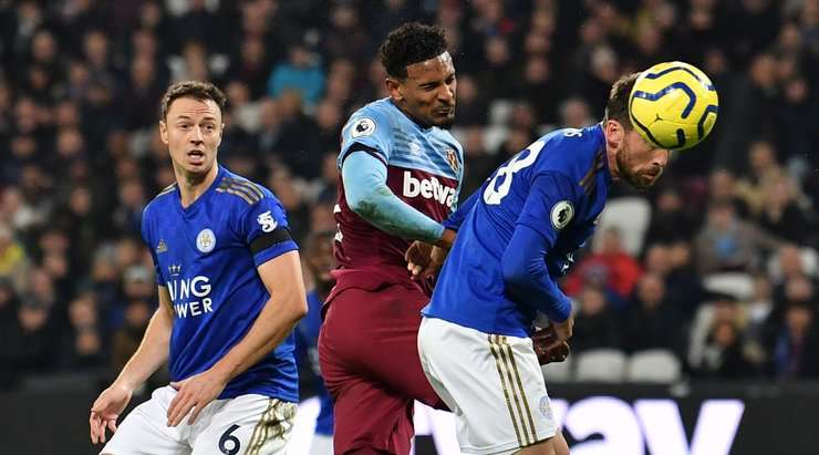 Sebastien Haller (West Ham) bật lên cao hơn hàng phòng ngự đối phương để đón bóng từ quả phạt góc. Anh ấy chọn thời điểm tốt, nhưng cú đánh đầu lại đi chệch ra ngoài cột dọc bên trái một vài centimét.