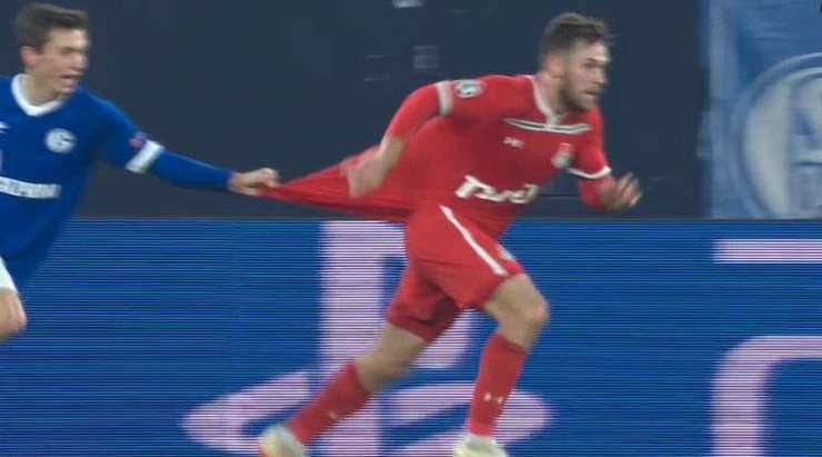 Có vẻ Benjamin Goller (Schalke) đang hỏi xin trọng tài một chiếc thẻ vàng và anh đã được toại nguyện.