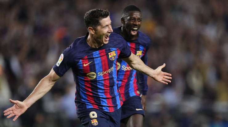 Robert Lewandowski (Barcelona) tìm thấy khoảng trống trong vòng cấm, anh chỉnh bóng và tung cú sút đi vào nóc lưới.