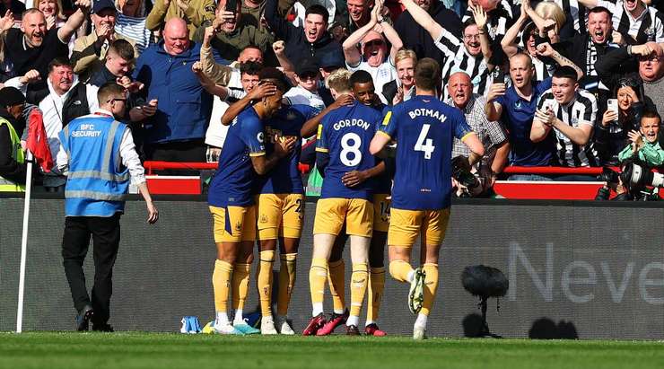 Alexander Isak (Newcastle Utd) nhận đường chuyền từ đồng đội và anh không hề do dự tung một cú sút không thể cản phá vào góc cao bên phải khung thành.