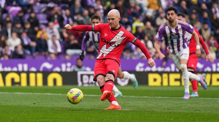 Cản phá thành công! Isi Palazon (Rayo Vallecano) thực hiện quả phạt đền và sút bóng vào phía bên phải khung thành, nhưng Jordi Masip đã có một pha cản phá xuất sắc để từ chối cú sút của anh.