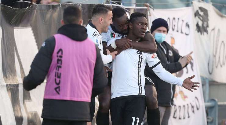Nó đã đi vào lưới! M'Bala Nzola tung một đường chuyền đến Emmanuel Gyasi (Spezia), và anh ấy dễ dàng đưa bóng vào lưới trống. Tỉ số là 2:0.