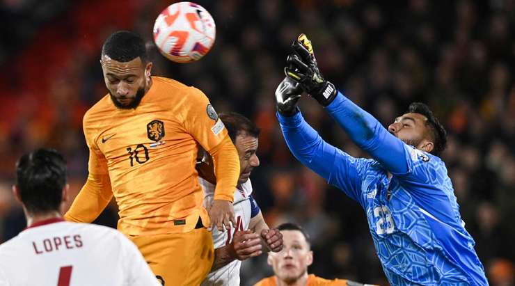 Memphis Depay (Hà Lan) ghi một bàn thắng đẹp mắt. Anh ấy bật cao đón quả tạt và đánh đầu dũng mãnh đưa bóng vào góc trái phía dưới.