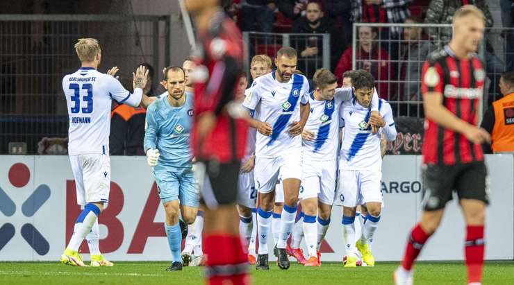 Vào! Thủ môn Lukas Hradecky phạm một sai lầm tồi tệ và Kyoung-Rok Choi (Karlsruher) đã không gặp khó khăn gì để đưa bóng vào lưới, 1:2.