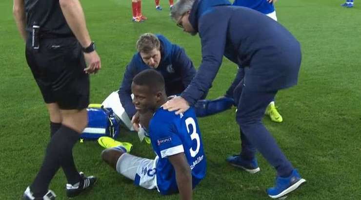 Hamza Mendyl đang được thay ra vì chấn thương. Domenico Tedesco đưa Baba Rahman (Schalke) vào sân.