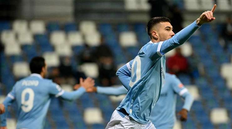 Vào! Một đường chuyền ngang đơn giản của Pedro đưa bóng đến chân Mattia Zaccagni (Lazio) bên trong vòng cấm, anh chỉnh lại tư thế và quất chân đưa bóng đi chìm vào chính giữa khung thành. Tỉ số là 0:1.
