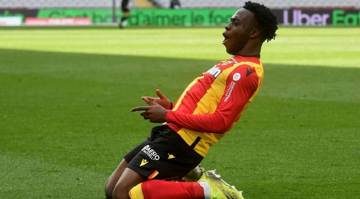 Vào! Arnaud Kalimuendo (Lens) sút bóng bật ra đi chìm vào chính giữa khung thành sau khi bóng đến chỗ anh ấy trong vòng cấm. Tỉ số là 3:1.