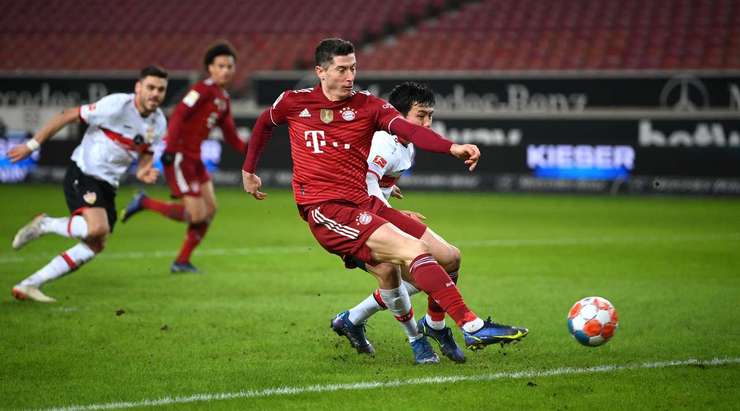 Robert Lewandowski (Bayern Munich) đón một đường chuyền tốt và sút bóng gọn gàng vào chính giữa khung thành.