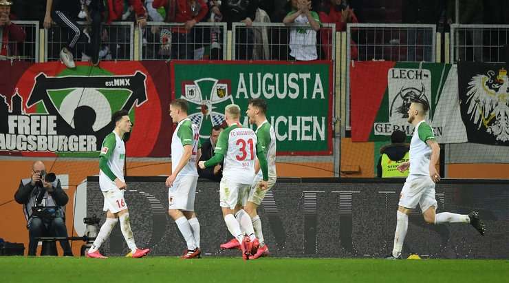 Ruben Vargas (Augsburg) nhận một đường chuyền thú vị bên trong vòng cấm và anh tung một cú sút chìm chuẩn xác vào góc thấp bên phải khung thành. Một pha dứt điểm rất hiểm!