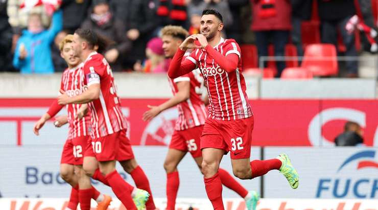 Vincenzo Grifo (Freiburg) nhận đường chuyền từ đồng đội và anh không hề do dự tung một cú sút chìm không thể cản phá vào góc thấp bên phải khung thành.
