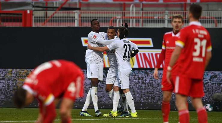 Vào! Alassane Plea (B. Monchengladbach) nhận đường chuyền từ đồng đội và anh không hề do dự tung một cú sút không thể cản phá vào sát phía trong cột dọc bên phải.