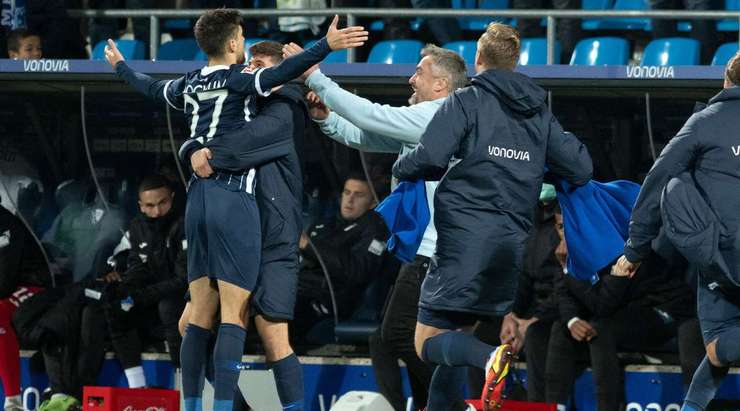 Một khoảnh khắc đẹp mắt! Milos Pantovic (Bochum) lấy bóng và tung một cú sút mạnh từ xa. Đó là một quyết định sáng suốt và pha dứt điểm vừa rồi đã đi thẳng vào góc thấp bên phải khung thành. Thủ môn Oliver Baumann chỉ có thể lắc đầu trong tuyệt vọng! Tỉ số đã được nâng lên 2:0.