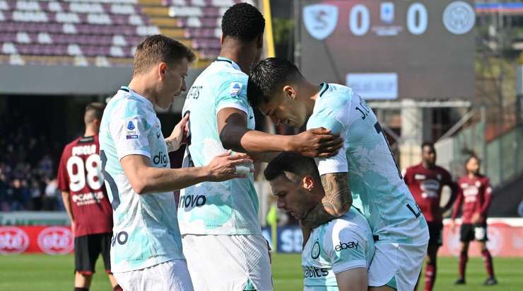 Vào!! Robin Gosens (Inter) được các hậu vệ đối phương tặng cho quá nhiều khoảng trống trong vòng cấm và anh bình tĩnh dứt điểm vào góc trái phía trên, đưa bóng vào lưới trong sự vô vọng của thủ môn.