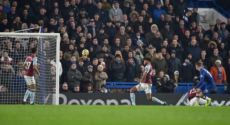Một bàn thắng đẹp mắt! Tammy Abraham chuyền bóng cho Mason Mount (Chelsea), người đang đứng ở một vị trí trống trải trong vòng cấm để cầu thủ này có một cú sút gọn gàng vào nóc lưới, đánh bại thủ môn Tom Heaton. Tỉ số là 2:1.