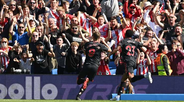 James Ward-Prowse (Southampton) ghi bàn! Anh ấy đón một đường chuyền của đồng đội và tung một cú sút hoàn hảo từ rìa vòng cấm, đi vào phía trong cột dọc bên trái khung thành, vượt quá tầm với của thủ môn.