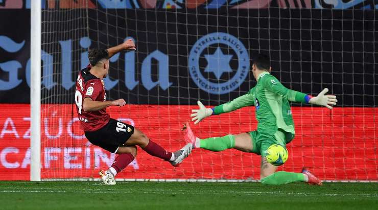 Vào! Thủ môn Matias Dituro phạm một sai lầm tồi tệ và Hugo Duro (Valencia) đã không gặp khó khăn gì để đưa bóng vào lưới, 1:1.