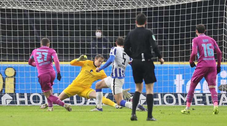 Andrej Kramaric (Hoffenheim) phản xạ rất nhanh trong vòng cấm và anh đã ghi bàn bằng một cú sút không thể cản phá!