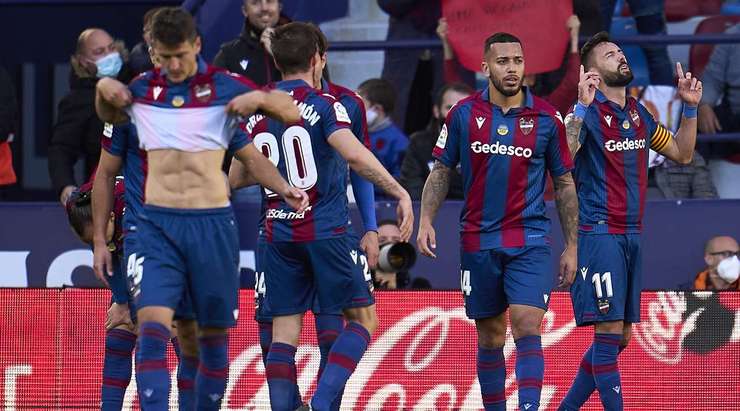 Jose Luis Morales (Levante) khôn khéo phá bẫy việt vị và xông về phía khung thành. Khi trước mặt chỉ còn người gác đền, anh lạnh lùng đệm bóng, đưa bóng vượt quá tầm với của thủ môn và bay vào lưới!