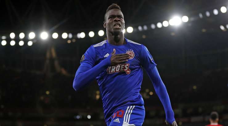 VÀO! Bóng được treo vào từ quả phạt góc và Pape Abou Cisse (Olympiakos Piraeus) chạy chỗ rất tốt để tung một cú đánh đầu thẳng vào góc thấp bên phải. Tỉ số của trận đấu đã được nâng lên: 0:1.